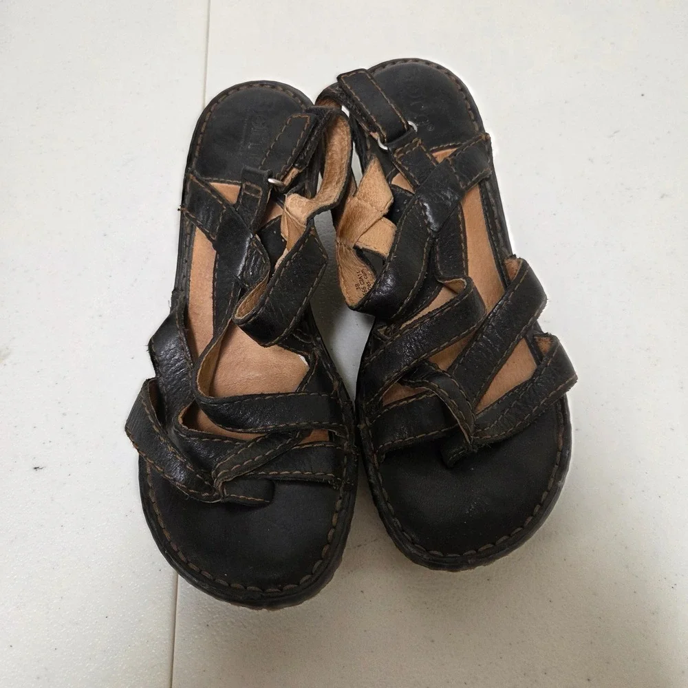 Born W31566 CIA11 Black Leather Strappy Wedge Sandals Womens 7 EU 38